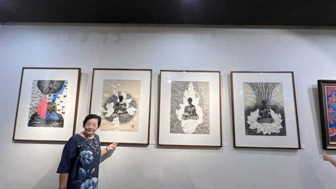 Bà Nguyễn Thị Hồi, Phó Chủ tịch phụ trách Đối ngoại, Hội Nữ trí thức Việt Nam bên các tác phẩm tranh của họa sĩ Trang Thanh Hiền