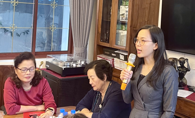 Bà Đỗ Minh Nguyệt, Giám đốc Công ty So HOME tìm hiểu về tính thẩm mỹ của các sản phẩm rèm chống cháy mà KOVA có thể đáp ứng