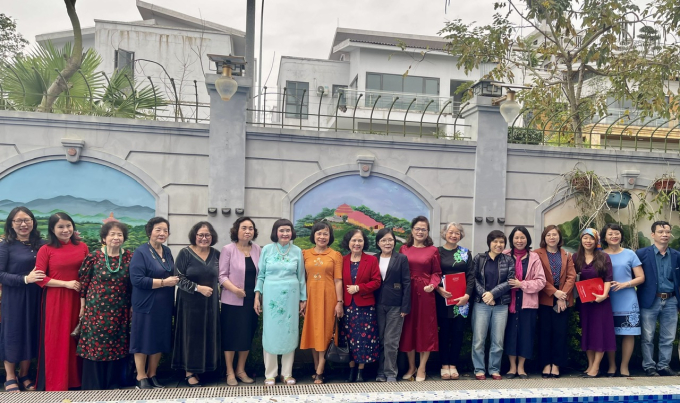 Các đại biểu dự hội thảo chụp ảnh lưu niệm với PGS.TS Nguyễn Thị Hòe