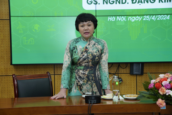 Bà Đinh Hoài Giang, Trưởng Ban liên lạc Cựu nữ sinh và các thành viên Ban liên lạc cựu nữ sinh