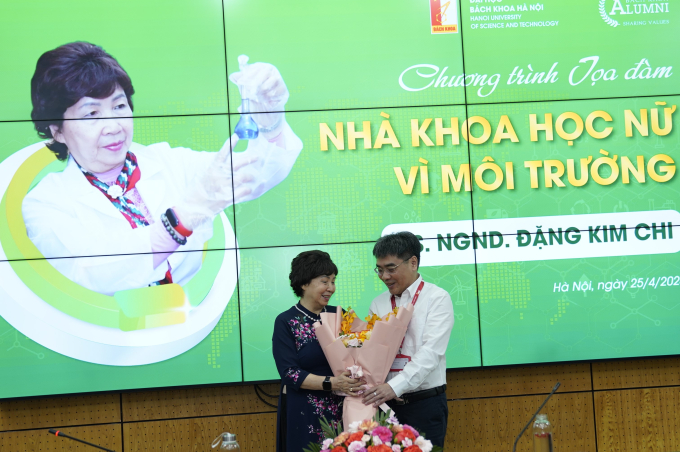 PGS.TS Huỳnh Đăng Chính, Phó Giám đốc ĐHBK HN tặng hoa chúc mừng GS.TS Đặng Kim Chi