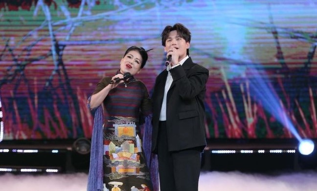 Ca sĩ Anh Thơ và ca sĩ Nguyễn Trần Trung Quân biểu diễn tiết mục song ca 