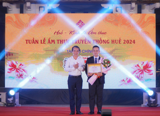 Trao chứng nhận cho đại diện của Công ty CP Acecook Việt Nam,nhà tài trợ chính của Tuần lễ Ẩm thực truyền thống Huế 2024