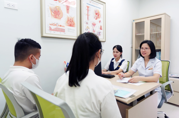 ThS. BS Trịnh Thị Thúy tư vấn bệnh nhân về tình trạng vô sinh, hiếm muộn