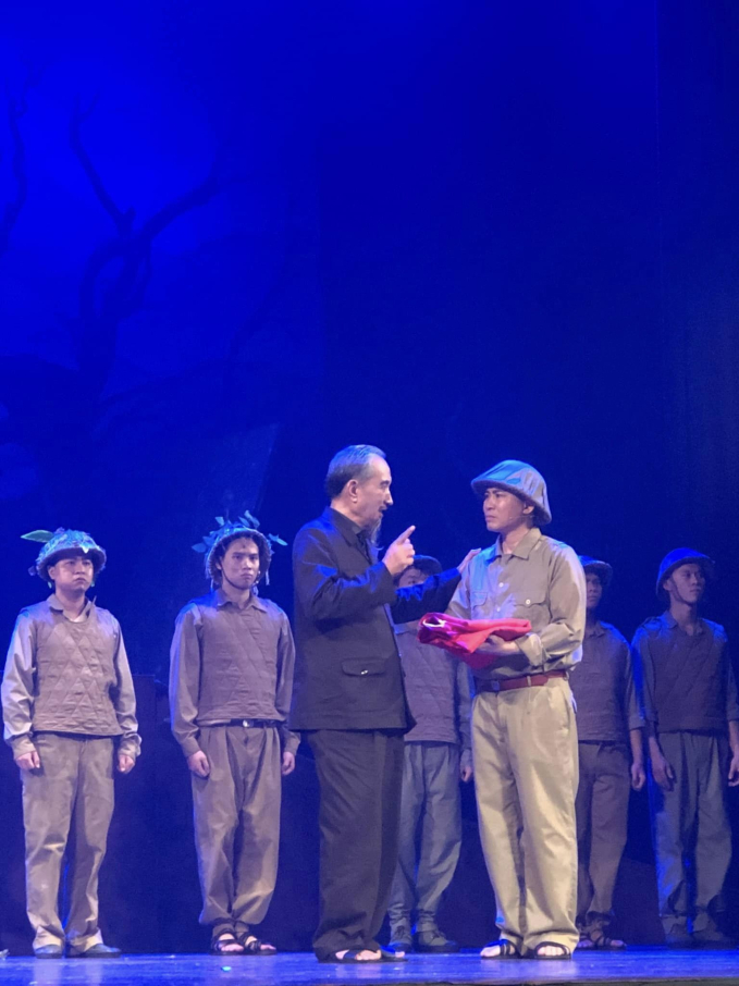 Cảnh Chủ tịch Hồ Chí Minh giao nhiệm vụ cho Đại tướng Võ Nguyên Giáp chỉ huy mặt trận Điện Biên Phủ 
