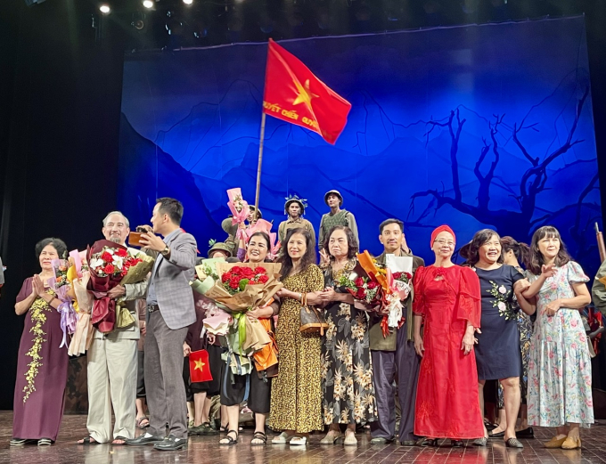 GS.TS Lê Thị Hợp, Chủ tịch Hội Nữ trí thức Việt Nam chúc mừng các nghệ sĩ sau đêm diễn