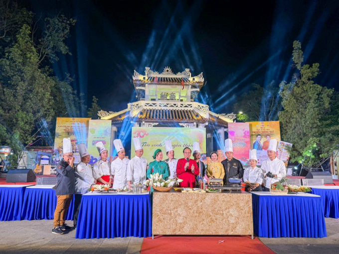 Nhà nghiên cứu văn hóa ẩm thực Lê Tân (áo đỏ), tác giả tập thơ Lục bát món Huế và các nghệ nhân tham gia sự kiện