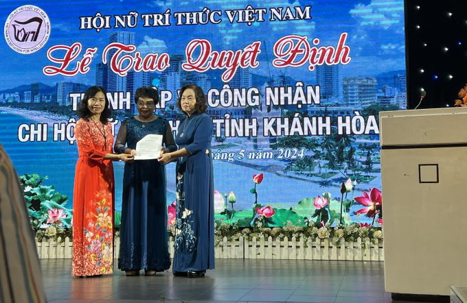 GS.TS Lê Thị Hợp, Chủ tịch Hội Nữ trí thức Việt Nam trao quyết định thành lập và công nhận Chi hội Nữ trí thức tỉnh Khánh Hòa
