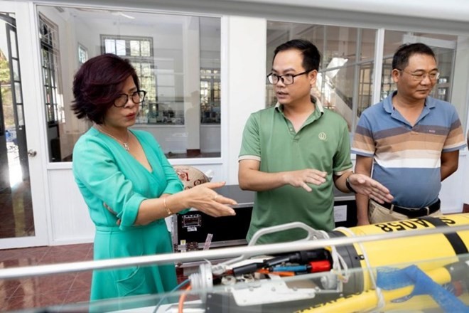 PGS.TS. Đào Việt Hà trao đổi với nhóm nghiên cứu về vận hành thiết bị khảo sát Hải dương học hiện đại