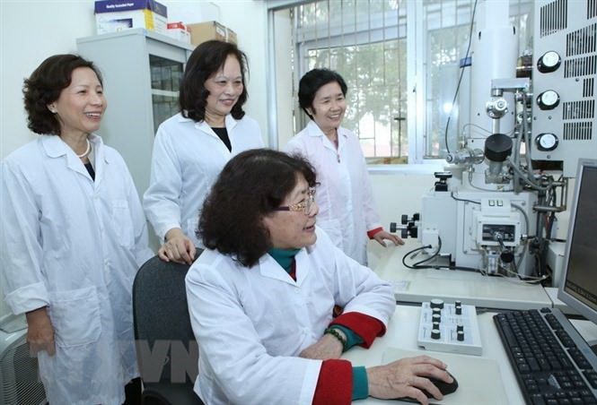Tại Việt Nam những năm qua nữ trí thức Việt Nam đã có nhiều đóng góp trong mọi lĩnh vực của đời sống xã hội, đặc biệt trong nghiên cứu và triển khai ứng dụng kết quả nghiên cứu vào sản xuất và đời sống. 