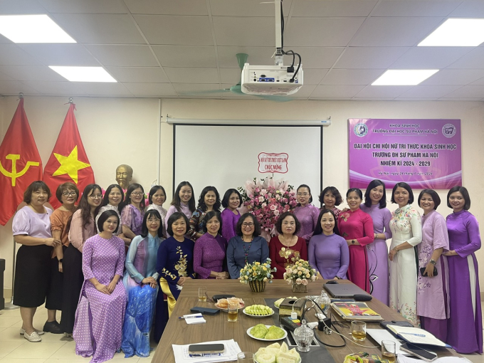 Lãnh đạo Hội Nữ trí thức Việt Nam chụp ảnh lưu niệm với các hội viên Chi hội Nữ trí thức Khoa Sinh học.