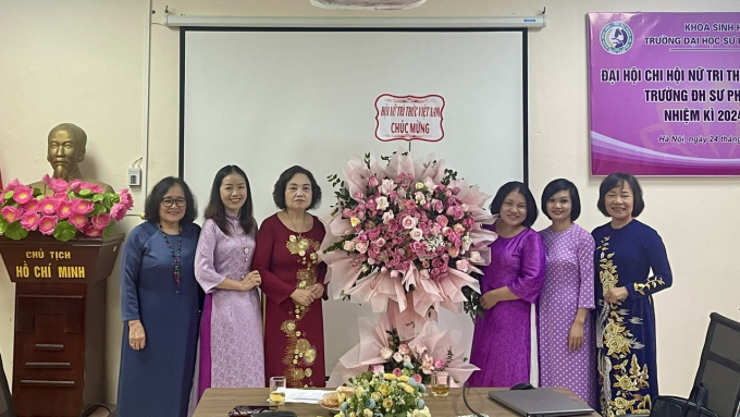 Lãnh đạo Hội Nữ trí thức Việt Nam tặng hoa chúc mừng Ban chấp hành Chi hội Nữ trí thức Khoa Sinh học nhiệm kỳ 2024-2029.