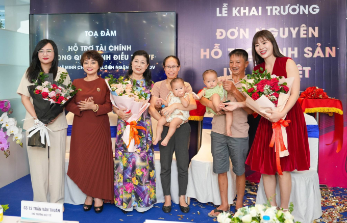 TS.BS Lê Minh Châu, Giám đốc Trung tâm hỗ trợ sinh sản IVF An Việt (mặc áo dài hoa), người mang lại niềm vui cho hàng ngàn cặp vợ chồng hiếm muộn