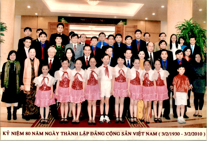 PGS.TS Nguyễn Thị Minh Nhàn (mặc áo dài trắng đứng phía sau) trong bức ảnh chụp cùng Tổng Bí thư Nguyễn Phú Trọng,dịp Gặp mặt thanh niên tiêu biểu nhân dịp 1000 năm Thăng Long Hà Nội - khi ông là Chủ tịch Quốc hội.