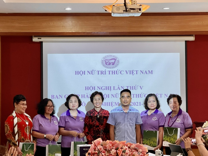 TS. Nguyễn Ngọc Bình tặng quà cho lãnh đạo Hội Nữ trí thức Việt Nam