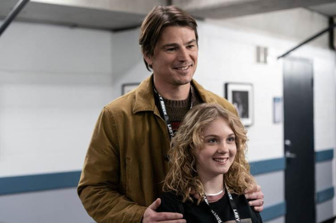 Josh Hartnett trở lại màn ảnh cùng dàn diễn viên trẻ triển vọng trong “Bẫy” của ông hoàng kinh dị M. Night Shyamalan