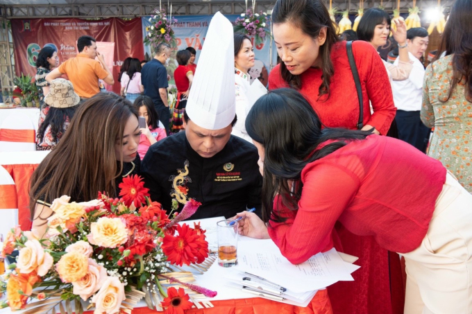 Nghệ nhân Lê Văn Khánh từng gây ấn tượng với thực khách khi quảng diễn món ăn tại một sự kiện ở Tuyên Quang