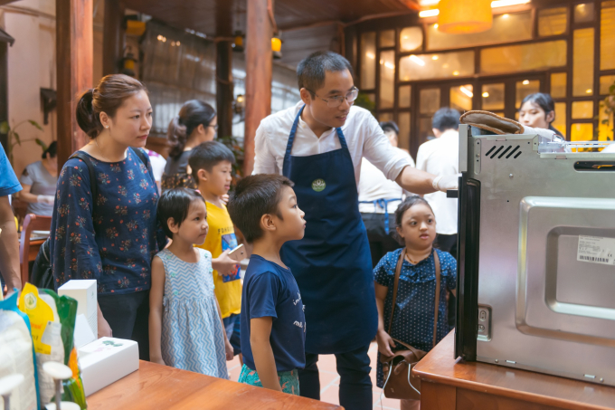 Các bé háo hứng chờ bánh chín