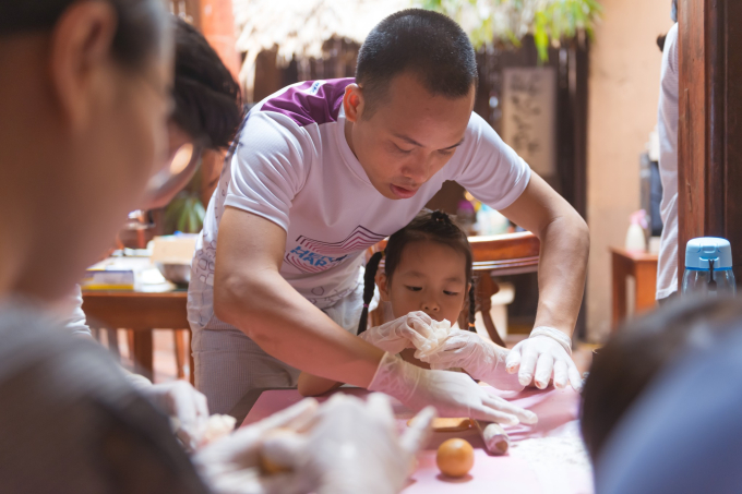 Ngoài các mẹ, có rất nhiều ông bố cũng đến tham dự sự kiện và trực tiếp cùng làm bánh với con