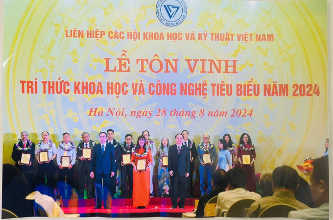 TS Vũ Bích Hậu trên sân khấu vinh danh