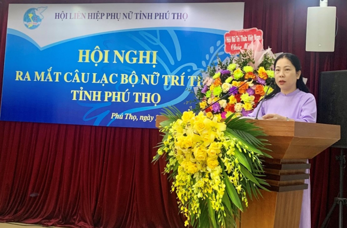 Đ/c Hoàng Thu Hà, Trưởng ban Phát triển tổ chức Hội, Hội LHPN tỉnh Phú Thọ báo cáo kết quả khảo sátvà công bố quyết định thành lập CLB Nữ trí thức tỉnh Phú Thọ