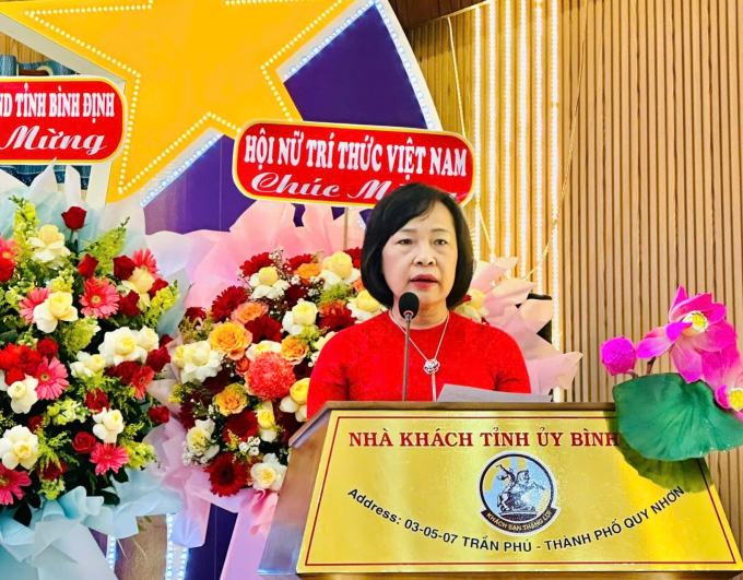 Bà Nguyễn Thị Dự, Chánh Văn phòng Hội Nữ trí thức Việt Nam công bố quyết định tặng Bằng khen nhiệm kỳ 2019-2024 cho Chi hội