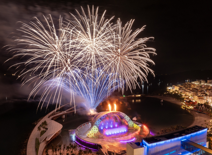  “Thiên hà pháo hoa” sau show Kiss of the Sea thắp sáng trời đêm Phú Quốc