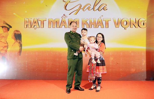 Vợ chồng anh bộ đội Chua, chị Xía và hai con tại chương trình Gala Hạt Mầm Khát Vọng năm 2024 dành cho quân nhân hiếm
