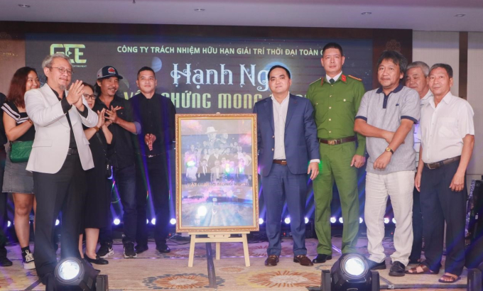 Bình Minh, Thúy Diễm, Anh Tuấn hội ngộ cùng ê kíp “Vật chứng mong manh” sau 15 năm trong tiệc Hạnh ngộ