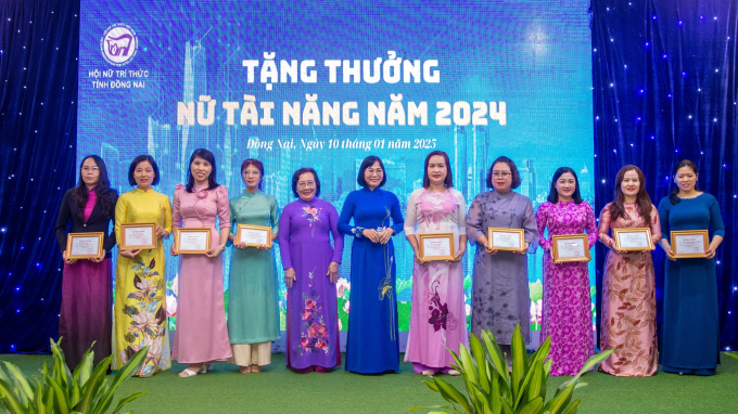 Phó chủ tịch UBND tỉnh Nguyễn Thị Hoàng (thứ 6 từ phải sang) tặng thưởng Nữ tài năng cho các cá nhân. 