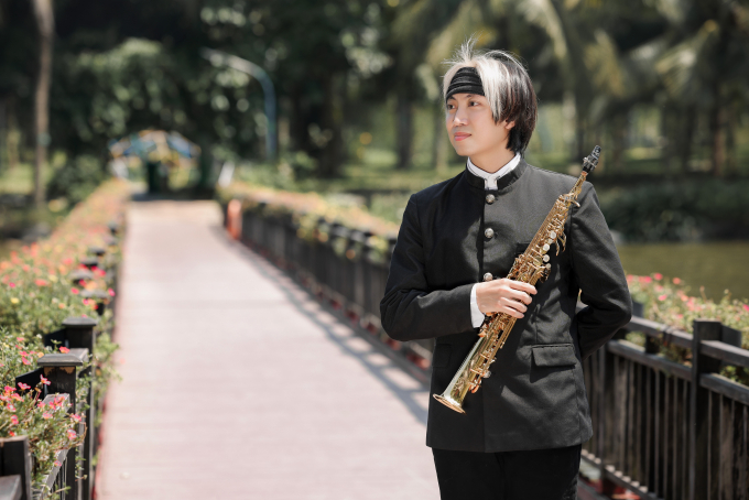 Bảo Anh cho biết anh bắt đầu học saxophone từ năm 21 tuổi. Khi mới làm quen với nghệ thuật, khởi đầu của anh là piano, sau đó chuyển sang kèn clarinet, một loại kèn chơi trong dàn nhạc giao hưởng, cho đến khi anh tốt nghiệp đại học. Sau đó, anh đã quyết định chuyển hướng sang saxophone.