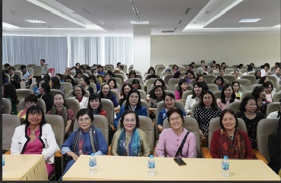 Các đại biểu nữ trí thức thăm Bệnh viện Trung ương Huế