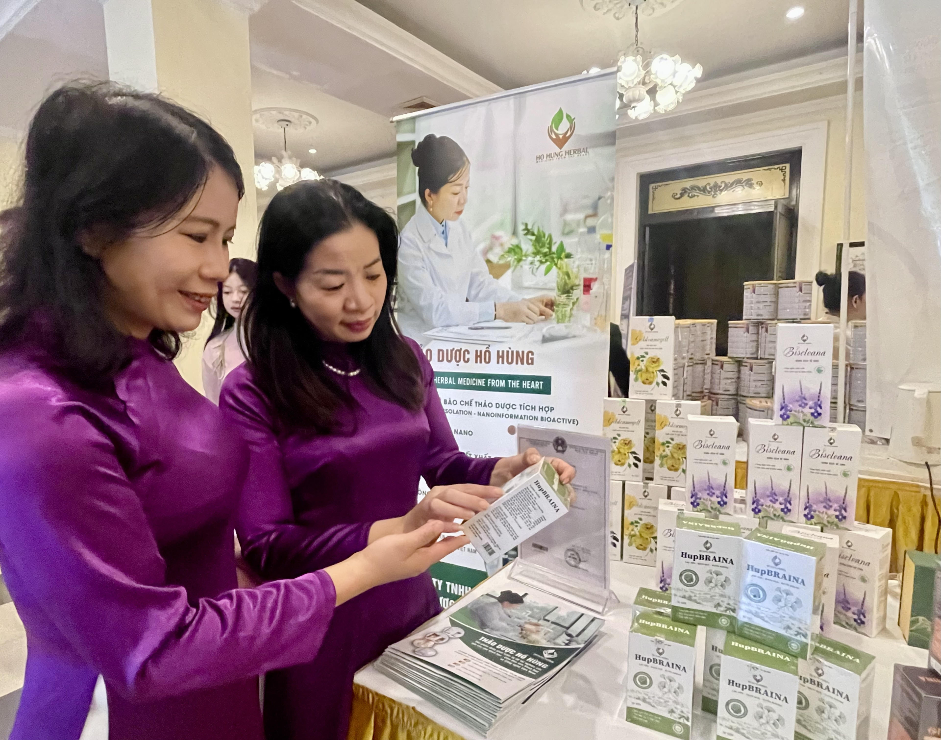 Hai nhà khoa học nữ giới thiệu sản phẩm từ các kết quả nghiên cứu của mình tại Hội nghị