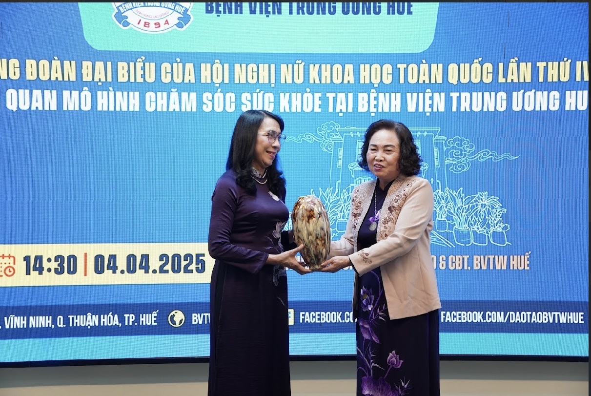 GS.TS Lê Thị Hợp, Chủ tịch Hội Nữ trí thức Việt Nam tặng quà lưu niệm cho Bệnh viện Trung ương Huế.