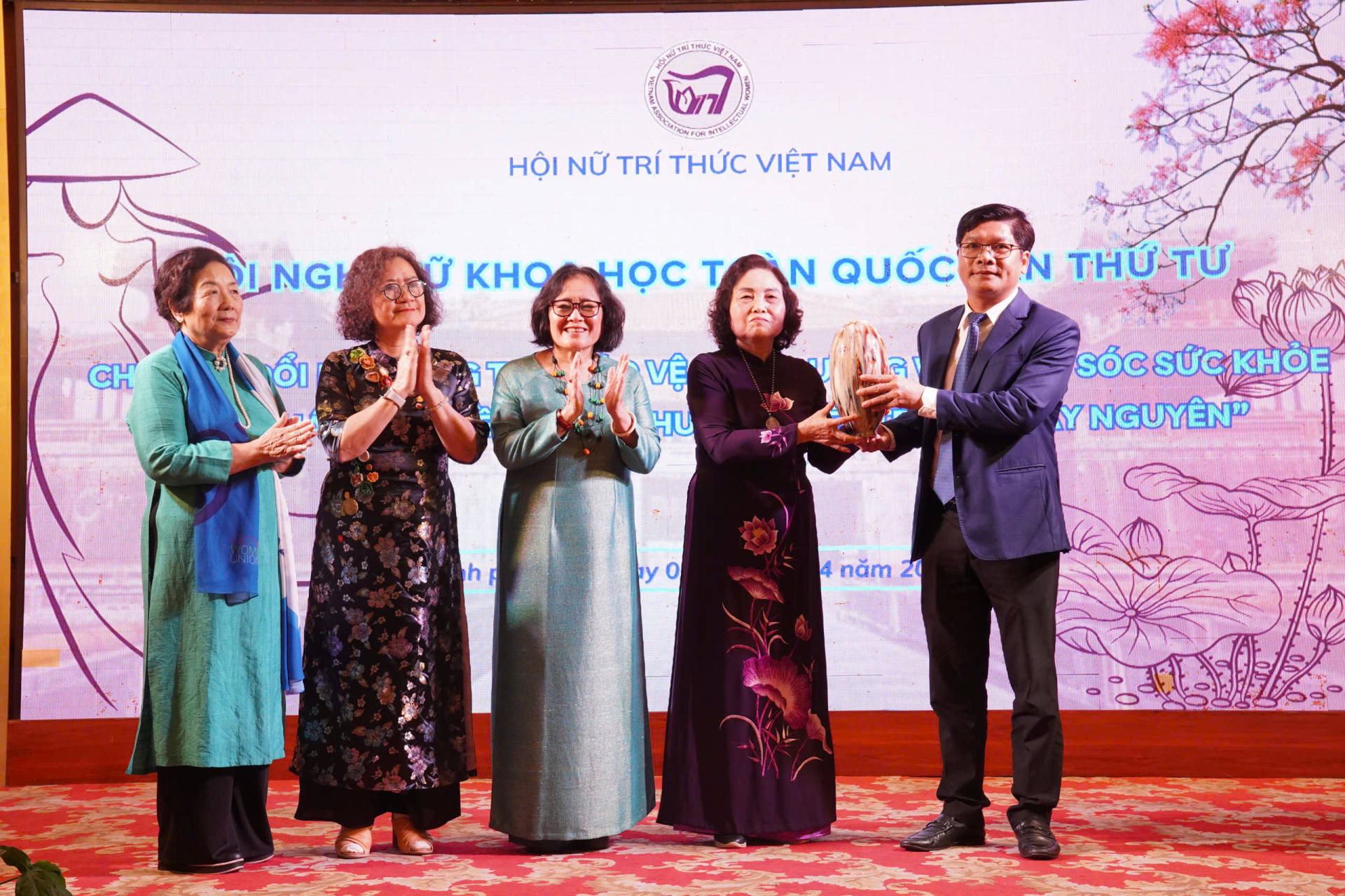 Lãnh đạo Hội Nữ trí thức Việt Nam tặng quà lưu niệm cho lãnh đạo thành phố Huế
