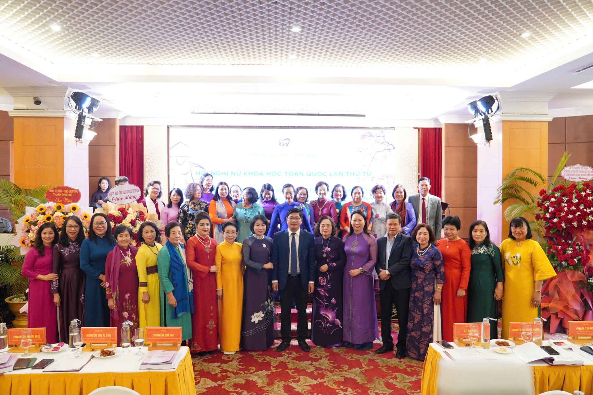 Lãnh đạo thành phô Huế chụp ảnh lưu niệm cùng lãnh đạo Hội Nữ trí thức Việt Nam và các trưởng đoàn