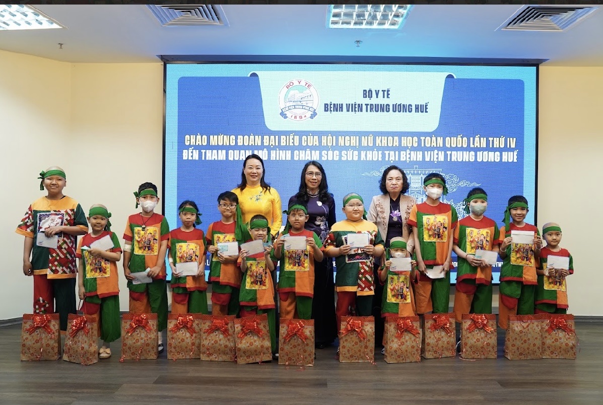 Những món quà yêu thương được gửi tặng các bệnh nhân nhí đang điều trị tại Bệnh viện Trung ương Huế