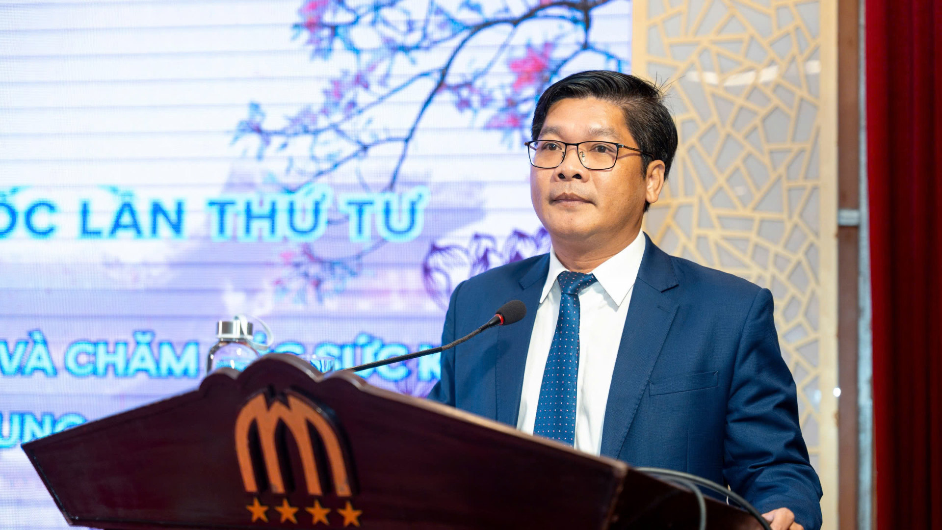 Ông Nguyễn Chí Tài, Ủy viên Ban Thường vụ Thành ủy, Phó Chủ tịch UBND thành phố Huế phát biểu chào mừng Hội nghị