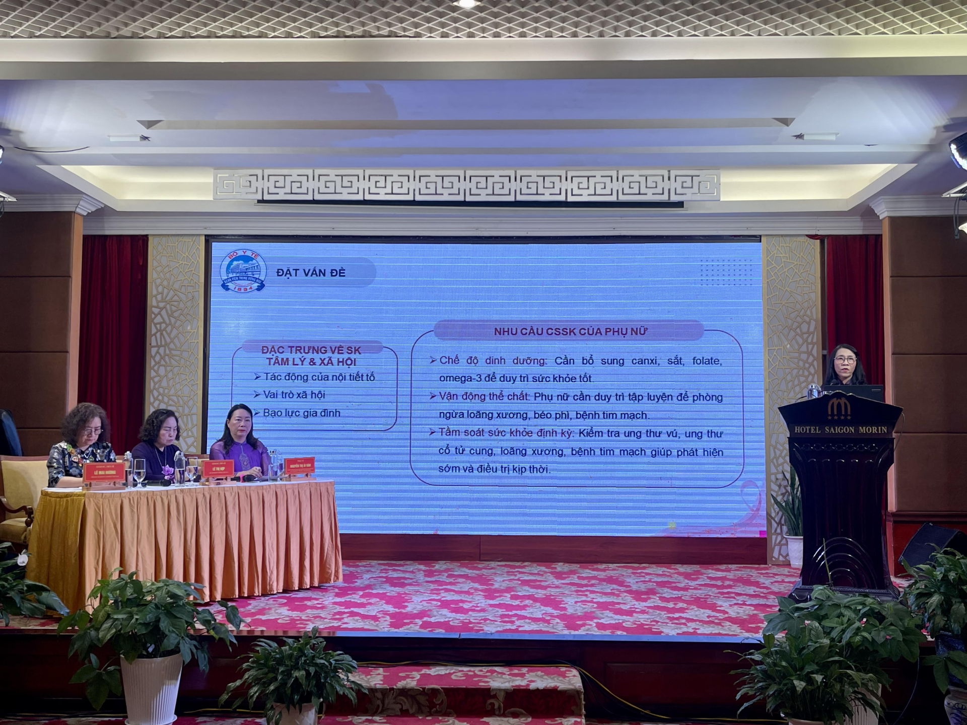 BSCKII Hòang Thị Lan Hương, Phó Giám đốc Bệnh viện Trung ương Huế trình bày báo cáo “Liệu pháp xanh” : Hướng phát triển bền vững trong chăm sóc sức khỏe”