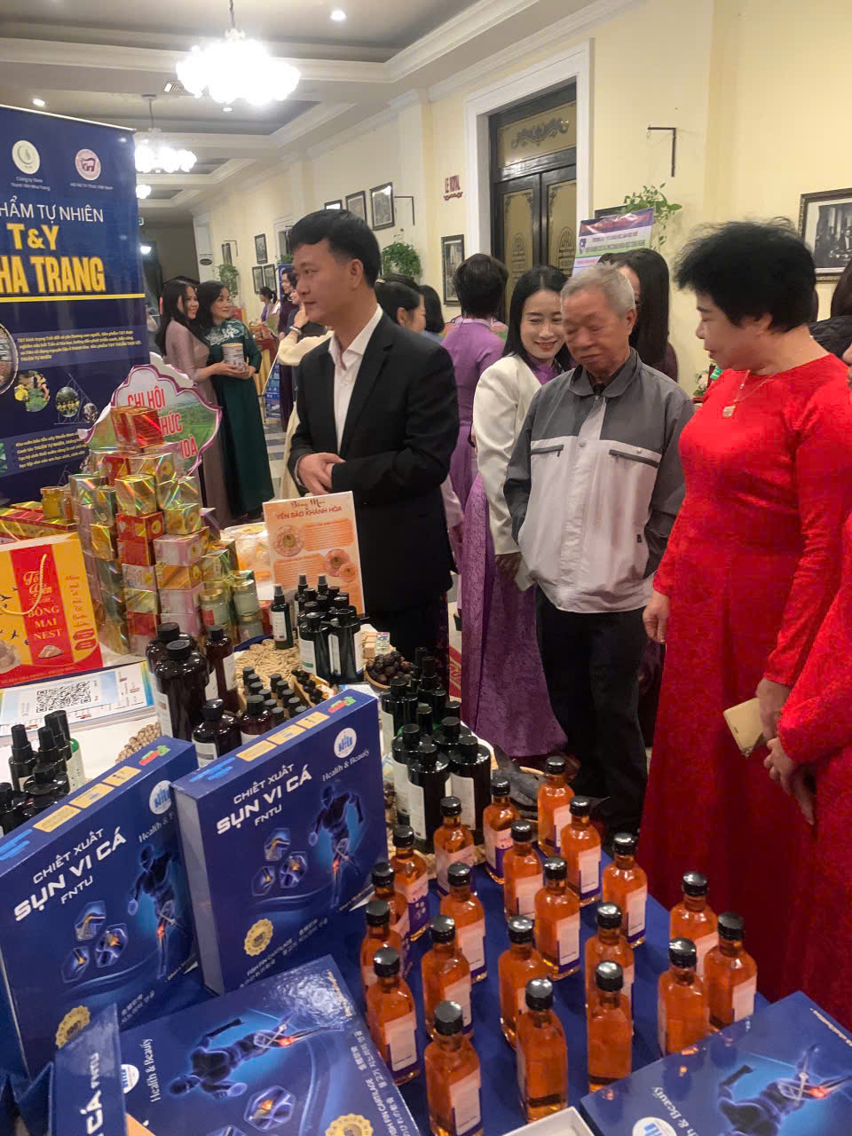 Ông Nguyễn Xuân Sơn, Giám đốc Sở KHCN tỉnh Thừa Thiên Huế thăm gian hàng của Chi hội Nữ trí thức tỉnh Khánh Hòa.