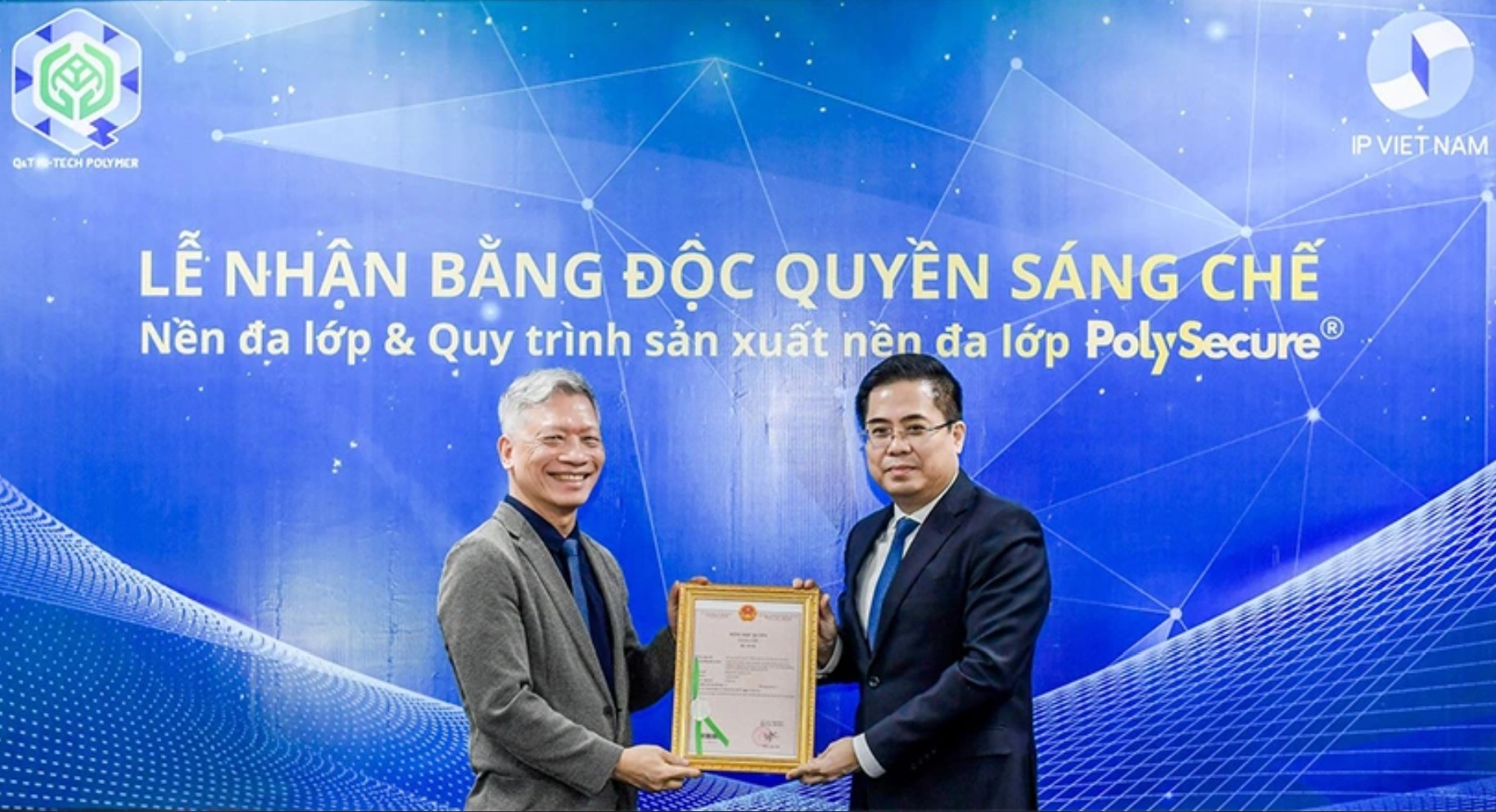 Thứ trưởng Bộ Khoa học - Công nghệ Nguyễn Hoàng Giang trao bằng sáng chế độc quyền cho Công ty Q&T- Công ty sản xuất giấy nền đa lớp Polymer.