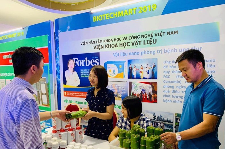 Theo dõi hồ sơ IP (đặc biệt là quan phân tích toàn cảnh bằng sáng chế, tìm kiếm nhãn hiệu, thiết kế) của đối thủ cạnh tranh giúp doanh nghiệp có những phản ứng kịp thời trong hoạt động nghiên cứu và phát triển (R&D) hoặc tiếp thị sản phẩm.