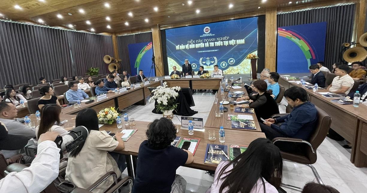 Cùng với sự phát triển của công nghệ, việc sao chép, phân phối trái phép tác phẩm trở nên dễ dàng hơn bao giờ hết. Điều này đặt ra thách thức lớn cho các nhà lập pháp và các tổ chức quản lý bản quyền trong việc thiết lập và thực thi các biện pháp bảo vệ tác giả hiệu quả trên internet.