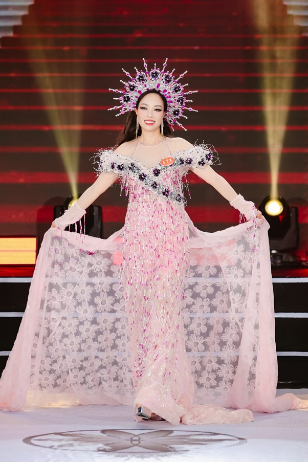  Rực rỡ trong bộ trang phục vedette Dạ hội, thí sinh Phạm Thị Phương “ẵm” luôn giải thưởng phụ Người đẹp dạ hội.