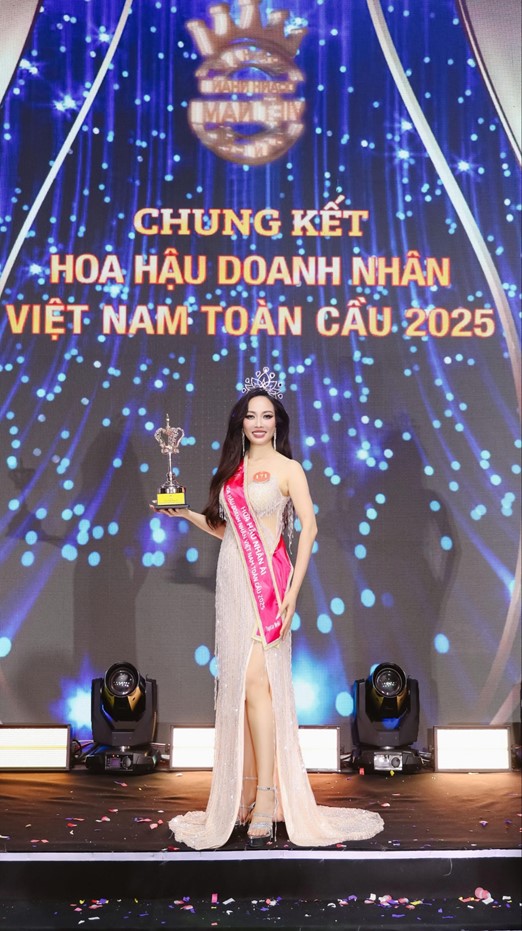 Tân Hoa hậu Nhân ái Phạm Thị Phương: Hãy để nụ cười của bạn thắp sáng cả thế giới.
