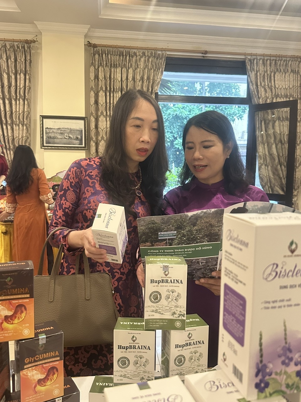 TS Nguyễn Thị Thúy Hường giới thiệu sản phẩm được phát triển từ kết quả nghiên cứu của mình, do doanh nghiệp gia đình sản xuất tại Triển lãm trong khuôn khổ hội nghị nữ khoa học.