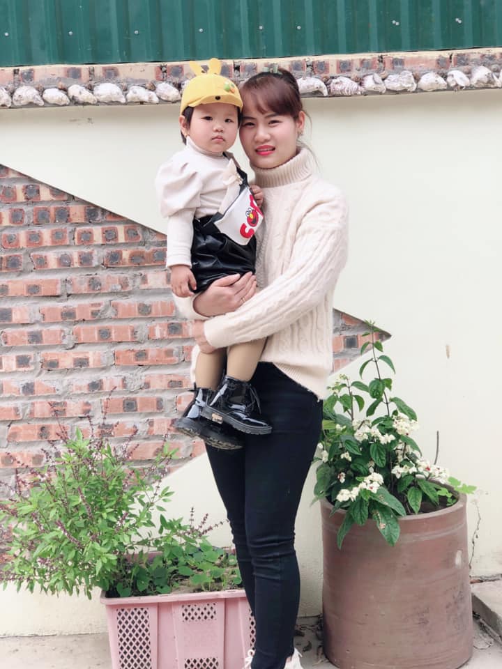 Chị Hường bên con gái Nguyễn Ánh Dương