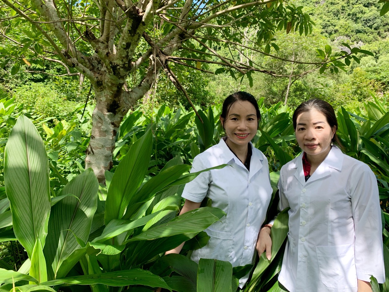 TS Bá Thị Châm ( phải) và TS Nguyễn Thị Thúy Hường- hai nữ khoa học có nhiều thành tựu trong nghiên cứu khoa học và các kết quả nghiên cứu được ứng dụng hiệu quả trong thực tế.