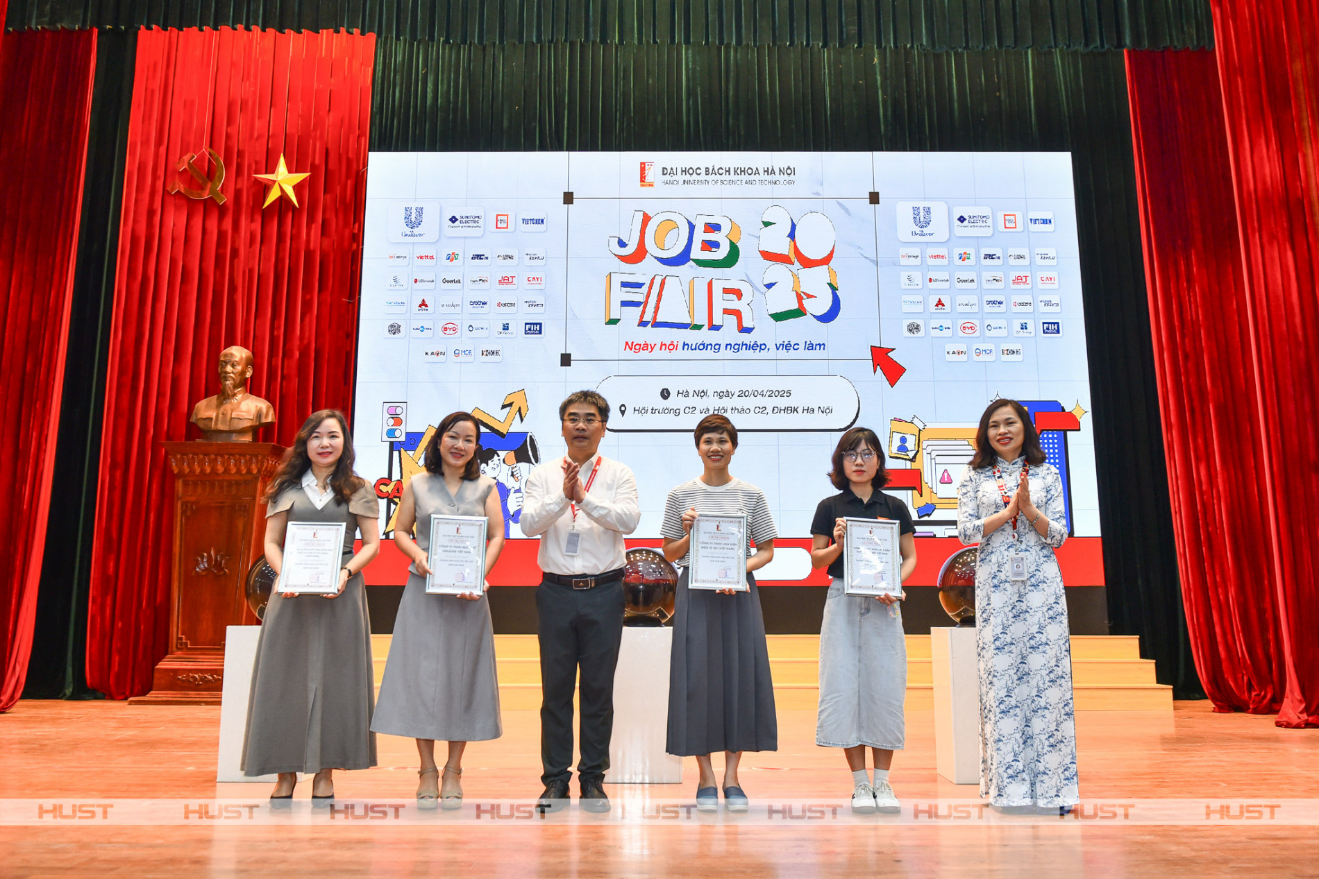 Số lượng, sự hiện diện của nữ sinh tại các trường đại học hàng đầu cũng ngày càng rõ nét. 