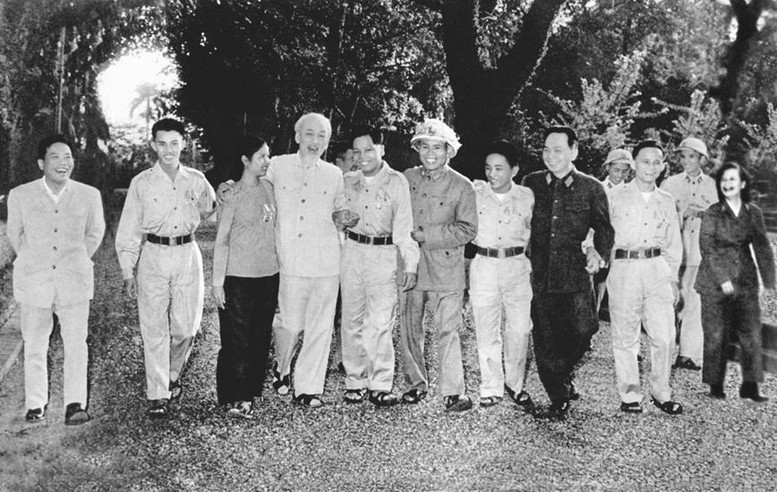  Chủ tịch Hồ Chí Minh, Đại tướng Võ Nguyên Giáp cùng đoàn đại biểu Anh hùng LLVT nhân dân giải phóng miền Nam trong vườn xoài ở Phủ Chủ tịch (tháng 11/1965). Ảnh: tư liệu